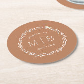 Rustic Wreath Wedge Monogram | Terra Cotta Runder Pappuntersetzer (Angewinkelt)