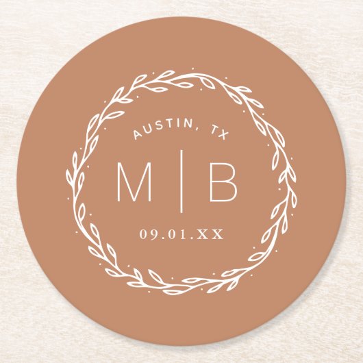 Rustic Wreath Wedge Monogram | Terra Cotta Runder Pappuntersetzer (Vorderseite)