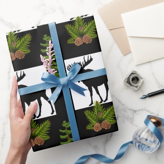 Rustiger Elch mit Kiefernzweigen  Geschenkpapier (Schenken)