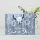 Rustik Blaue Sonnenblumen mit Stier-Schädel Save The Date (Stehend Vorderseite)