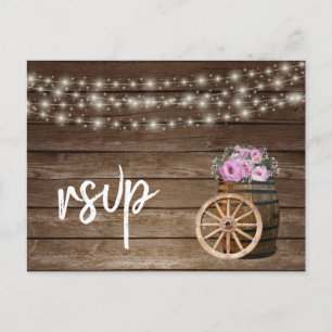 Rustik Fass aus Holz und rosa Blumen - RSVP Einladungspostkarte