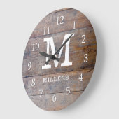 Rustikal bedrücktes Holz Familienname Mit Monogram Große Wanduhr (Winkel)