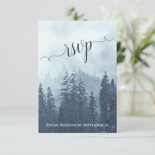 Rustikal Blaue Pine Trees Bergwald Hochzeit RSVP Karte (Stehend Vorderseite)