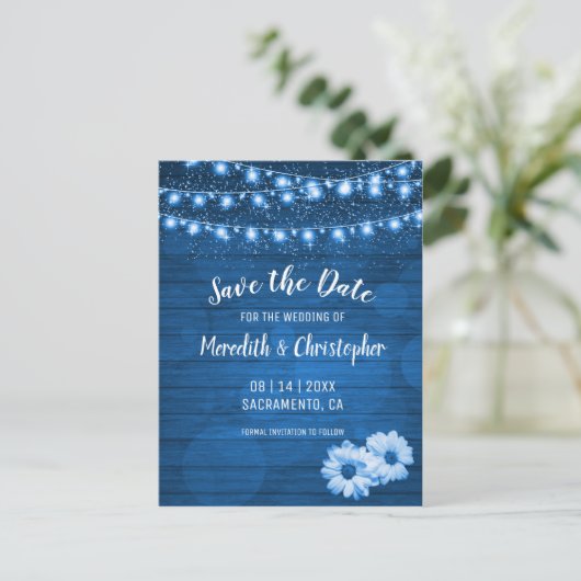 Rustikal Blue Daisy String Lights Save the Date Ankündigungspostkarte (Stehend Vorderseite)