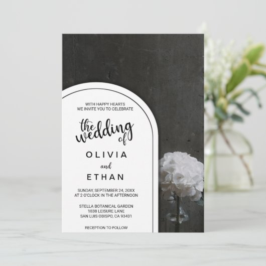 Rustikal blumenschwarz-weiß Hochzeit Einladung (Stehend Vorderseite)