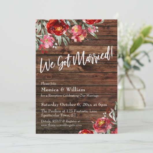 Rustikal Boho Burgundy Red Floral Wir Got Verheira Einladung (Stehend Vorderseite)