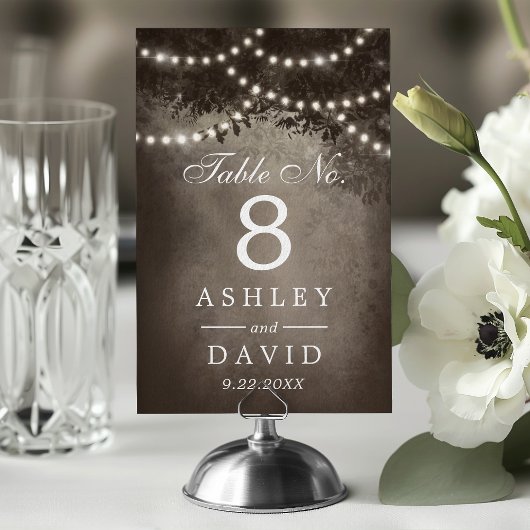 Rustikal-braune Baumreihe von Lichtern Hochzeit Tischnummer