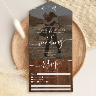 Rustikal-braune Holzinitialen Foto Hochzeit All In One Einladung