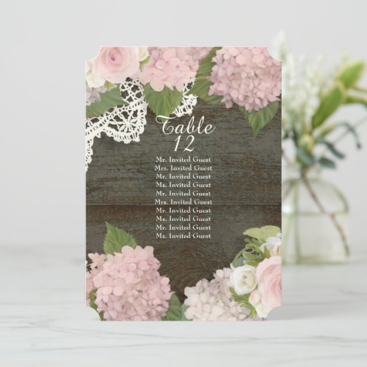 Rustikal dunkelholz Spitzen Rose Hydrangea Tischsi Einladung (Stehend Vorderseite)