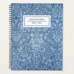 Rustikal gebleicht Damask Denim Name Planer<br><div class="desc">Dieses stilvolle Planerheft ist mit einem gebleicht gebleicht gestauten Damast-Denim-Design mit Blumenelementen ausgestattet. Einfach zu personalisieren für jeden Gebrauch - ein Geschenk, zurück zur Schule, Uni, Teens, Mütter etc.! Die Rückseite weist das gleiche Hintergrunddesign wie die Vorderseite auf. Ideal für jemanden, der bleibe werden muss!</div>