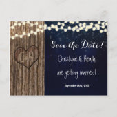 Rustikal gemeißeltes Baumherz Rett Datum Postkarte (Vorderseite)