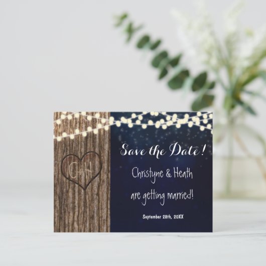 Rustikal gemeißeltes Baumherz Rett Datum Postkarte (Stehend Vorderseite)