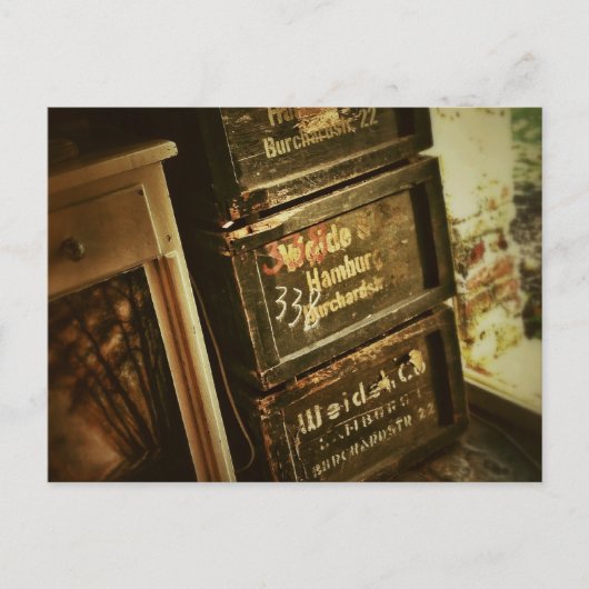 Rustikal gestapelte Holzkisten verblasst Postkarte (Vorderseite)