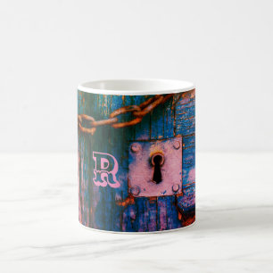 Rustikal gestrichene Holztür blaues Schlüsselloch Kaffeetasse