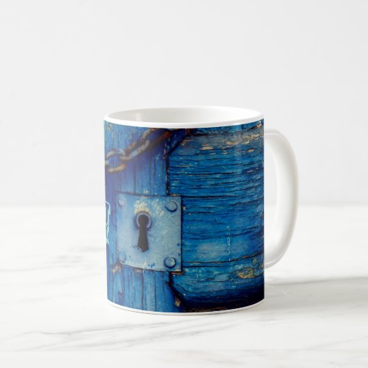 Rustikal gestrichene Holztür Schlüsselloch Kette b Kaffeetasse (VorderseiteRechts)