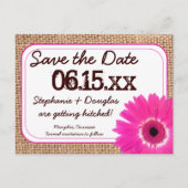 Rustikal rosa Daisy Burlap Save the Date Postkarte (Vorderseite)