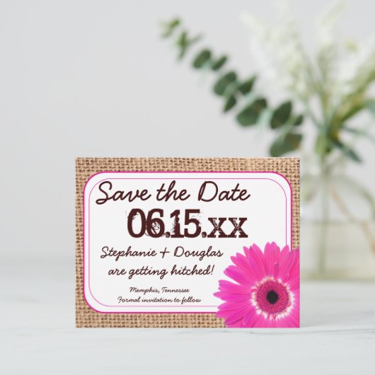 Rustikal rosa Daisy Burlap Save the Date Postkarte (Stehend Vorderseite)