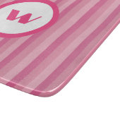 Rustikal rosa Monogramm und Streifen Schneidebrett (Ecke)