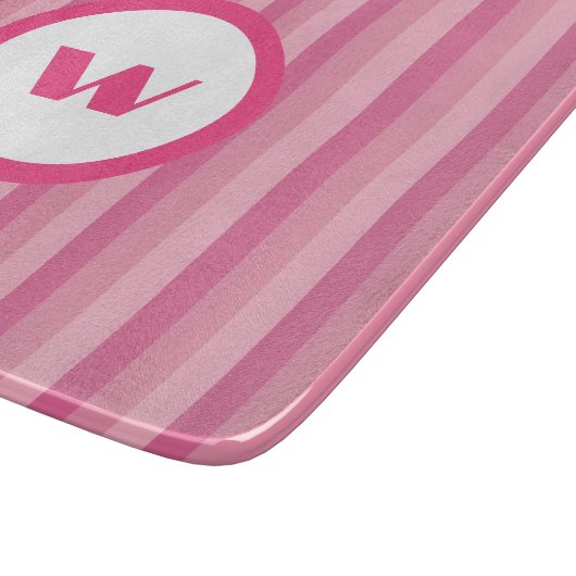 Rustikal rosa Monogramm und Streifen Schneidebrett (Ecke)