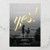 Rustikal sagte sie Yes Foto Engagement Party Gold Folieneinladung (Vorderseite)
