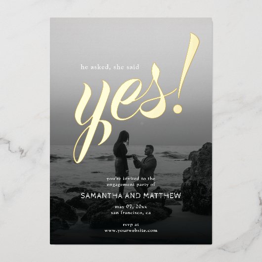 Rustikal sagte sie Yes Foto Engagement Party Gold Folieneinladung (Vorderseite)