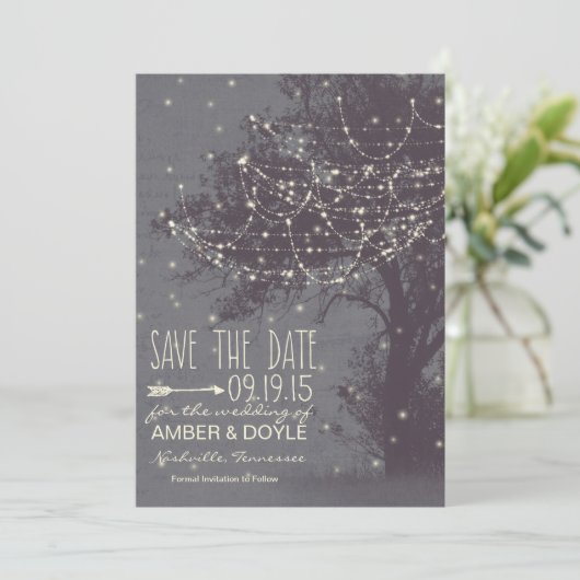 Rustikal Save the Date, alter Baum mit String Ligh Date (Stehend Vorderseite)