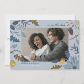 Rustikal staubblauer Herbst Blätter Hochzeit im He Save The Date (Vorderseite)