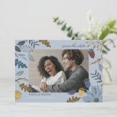 Rustikal staubblauer Herbst Blätter Hochzeit im He Save The Date (Stehend Vorderseite)