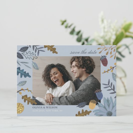 Rustikal staubblauer Herbst Blätter Hochzeit im He Save The Date (Stehend Vorderseite)