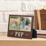 Rustikal Zwei-Foto-Pop Opa Fotoplatte<br><div class="desc">Das hübsche Holzschild zum Vatertag,  Geburtstag oder Großelterntag zeigt zwei Fotos nebeneinander auf einem rustikalen Hintergrund mit "Pop" darunter.</div>