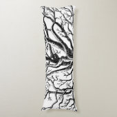 Rustikale Abstrakte Baumzweige in Schwarz und Weiß Seitenschläferkissen (Vorderseite Vertikal)