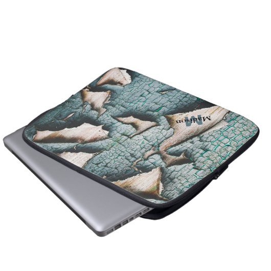 Rustikale, alte, hellblaugrüne Schälfarbe Monogram Laptopschutzhülle (Vorne Knopf)