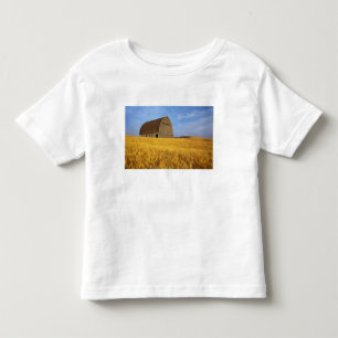 Rustikale alte Scheune auf reifem Weizenfeld in de Kleinkind T-shirt