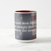 Rustikale amerikanische Flagge mit Benjamin Frankl Tasse (Zentrum)