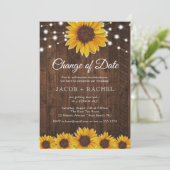 Rustikale Änderung des Datums Sonnenblumen Hochzei Einladung (Stehend Vorderseite)