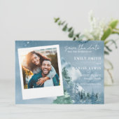 Rustikale Aquarellbäume und Gebirge Dusky Blau Save The Date (Stehend Vorderseite)