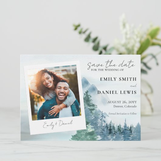 Rustikale Aquarellbäume und Gebirge Dusty Blue Save The Date (Stehend Vorderseite)