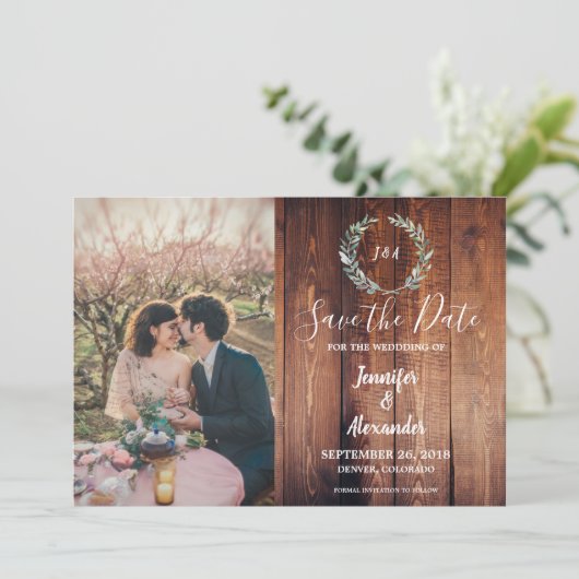 Rustikale Aquarellfarben Blätter aus Holz Monogram Save The Date (Stehend Vorderseite)