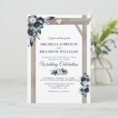 Rustikale Arch Dusty Blue Floral Wedding Einladung (Stehend Vorderseite)