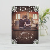 Rustikale Babys Atembeleuchtung ist meine Bridesma Einladung (Stehend Vorderseite)