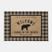 Rustikale Bärenhütte im Familiennamen Woods Fußmatte (Vorderseite)