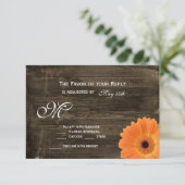 Rustikale Barholz-Orange Daisy Wedding RSVP-Karten RSVP Karte (Stehend Vorderseite)