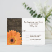 Rustikale Barholz-Orange Daisy Wedding RSVP-Karten RSVP Karte (Stehend Vorderseite)