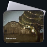 Rustikale Barn & Baumlichter Laptop-Schläfengehäus Laptopschutzhülle<br><div class="desc">Rustikale Barn & Tree Lights Laptop Sleeve Case.</div>