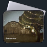 Rustikale Barn & Baumlichter Laptop-Schläfengehäus Laptopschutzhülle<br><div class="desc">Rustikale Barn & Tree Lights Laptop Sleeve Case.</div>
