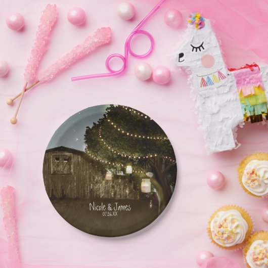Rustikale Barn & Tree Lights Hochzeitspapier-Telle Pappteller (Party)