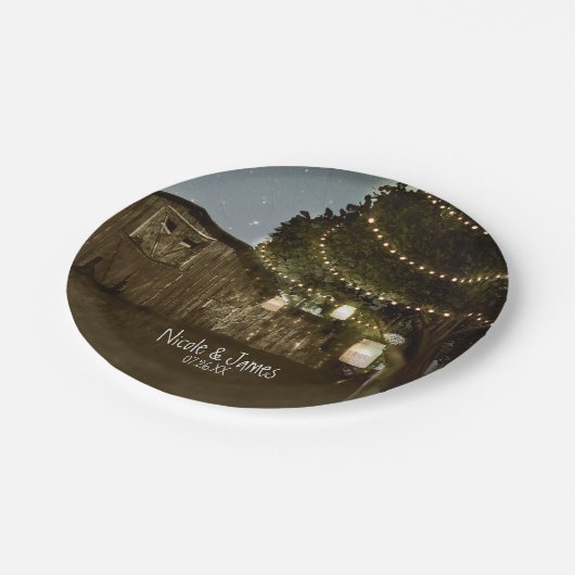 Rustikale Barn & Tree Lights Hochzeitspapier-Telle Pappteller (Schrägansicht)