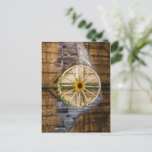 Rustikale Barn Wagon Wheel Sonnenblume Postkarte (Stehend Vorderseite)