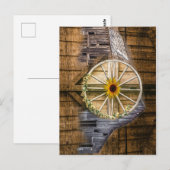 Rustikale Barn Wagon Wheel Sonnenblume Postkarte (Vorne/Hinten)