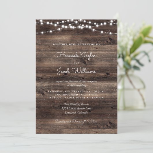 Rustikale Barnholz-String-Lichter Hochzeit Einladu Einladung (Stehend Vorderseite)